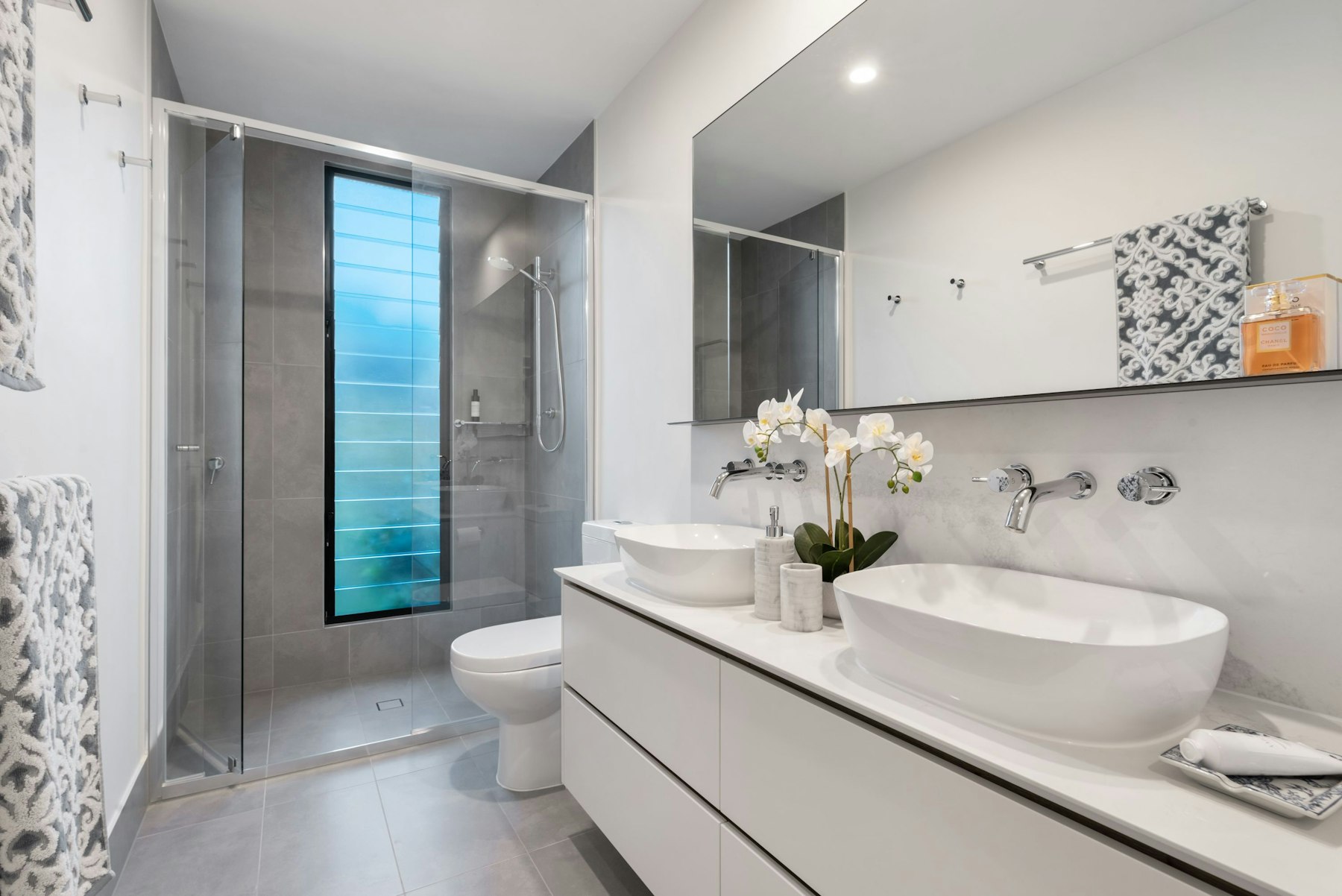 White bathroom sink and mirror